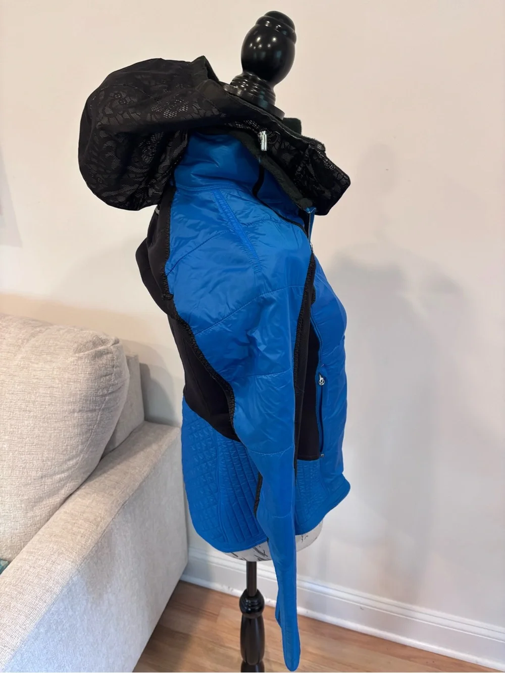 Lululemon Run: Bundle Up Jacket in the Black / Beaming Blue colorway size 6